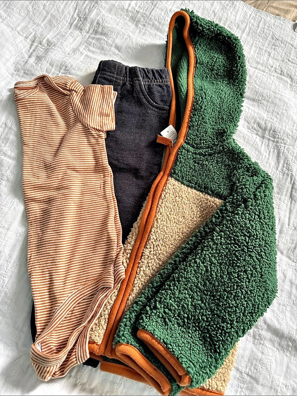 carter's Baby 24M 3-Piece Outfit Set in Green & Black Like New
